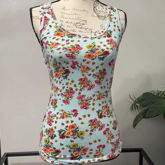 Fitted 🌸Flower Cami - Picture 2 of 8